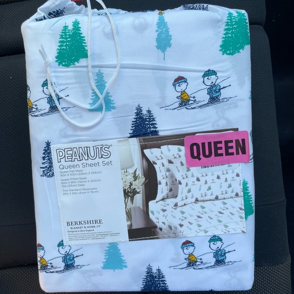 Peanuts Snoopy Skiing Christmas Winter Queen Sheet Set - Picture 3 of 4